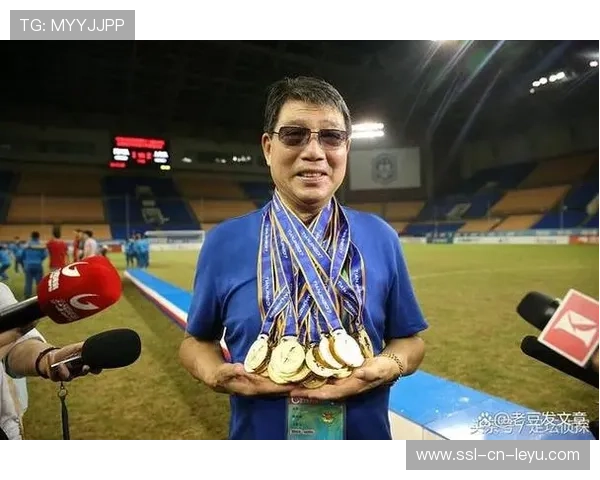 上海海港加冕2025赛季冠军,实现三连冠 上海海港加冕2025赛季冠军,实现三连冠