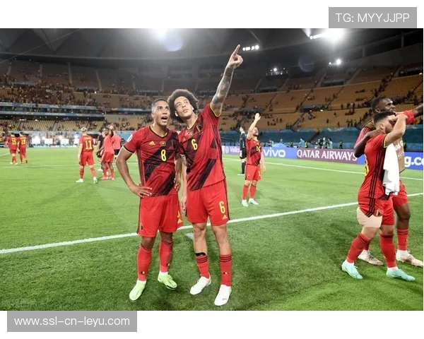 “比利时啤酒节氛围，布鲁日球迷用传统方式为球队助威”